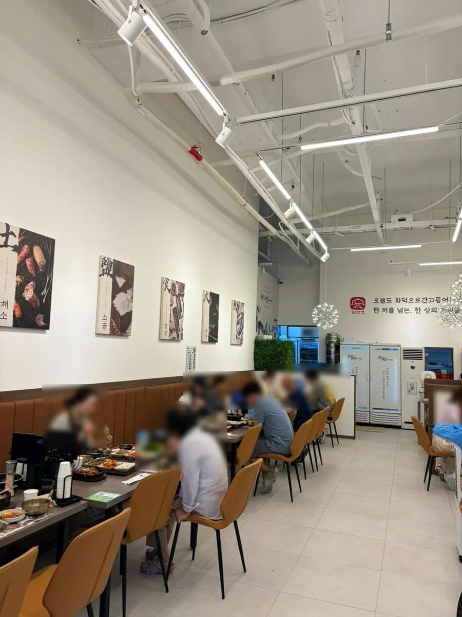 주말 점심 손님으로 꽉 찬 넓은 매장 내부