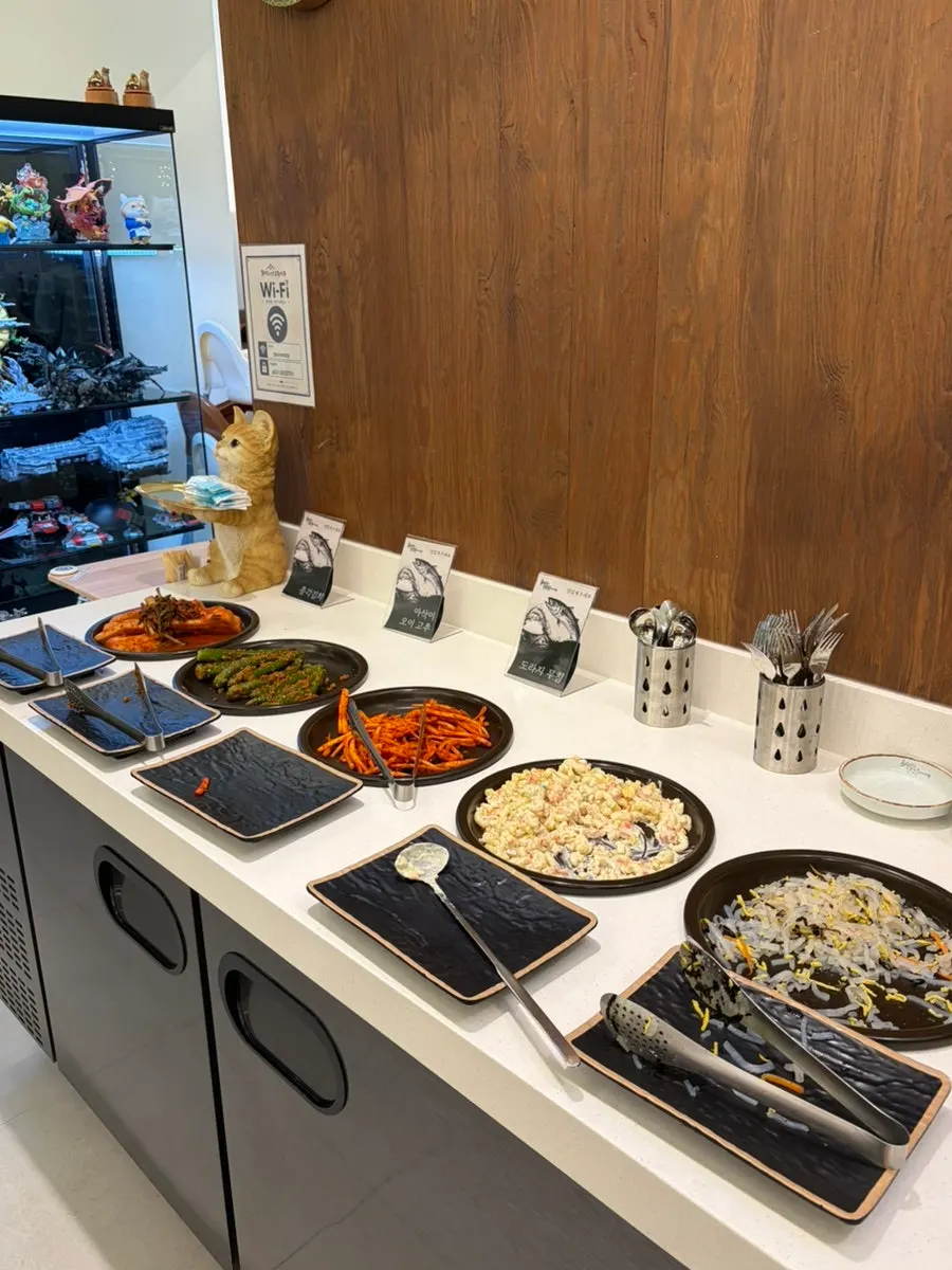 친환경 야채와 쌈장이 놓인 셀프바