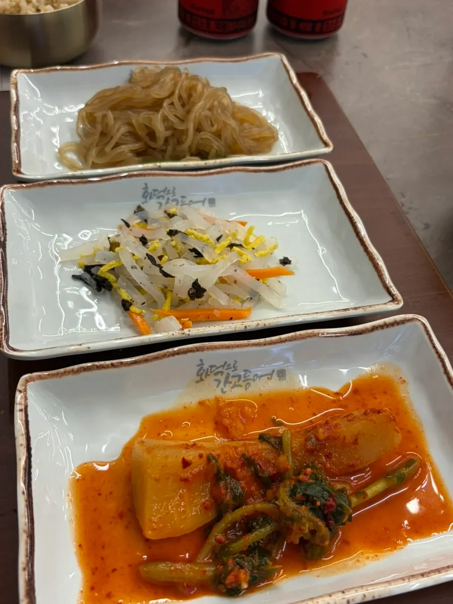 잡채와 청포묵무침 등 기본 반찬 상차림