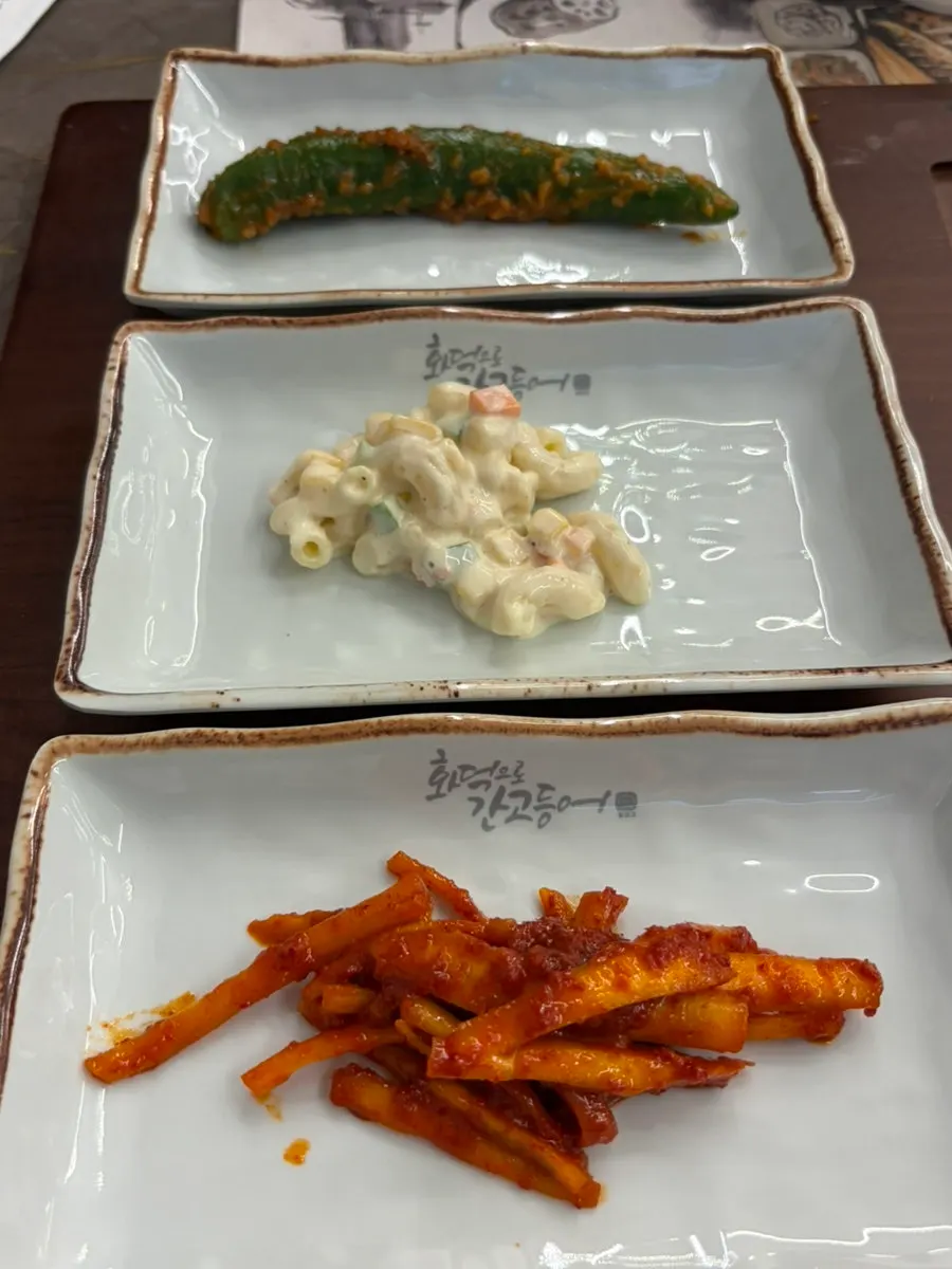 총각김치와 마카로니 샐러드 반찬