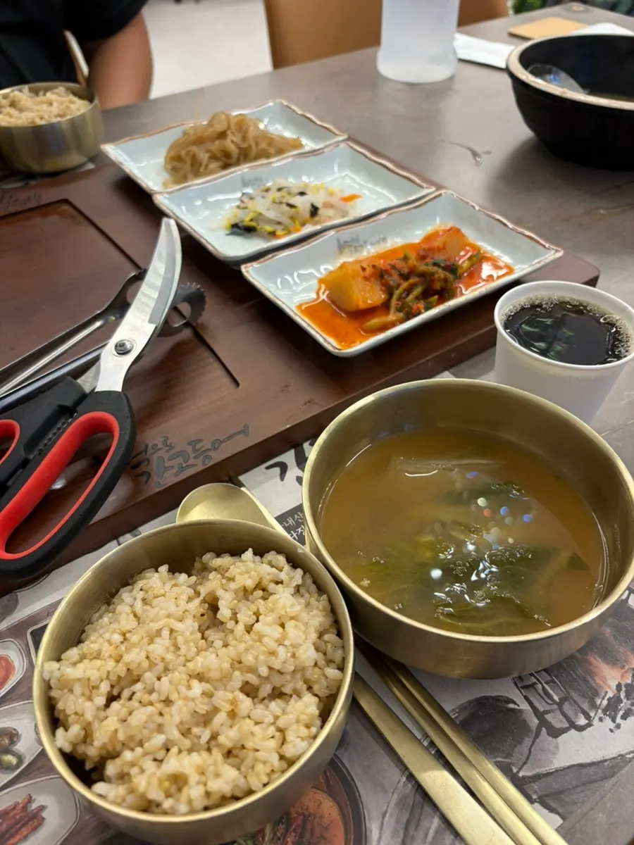 기본으로 나온 밥과 시래기 국