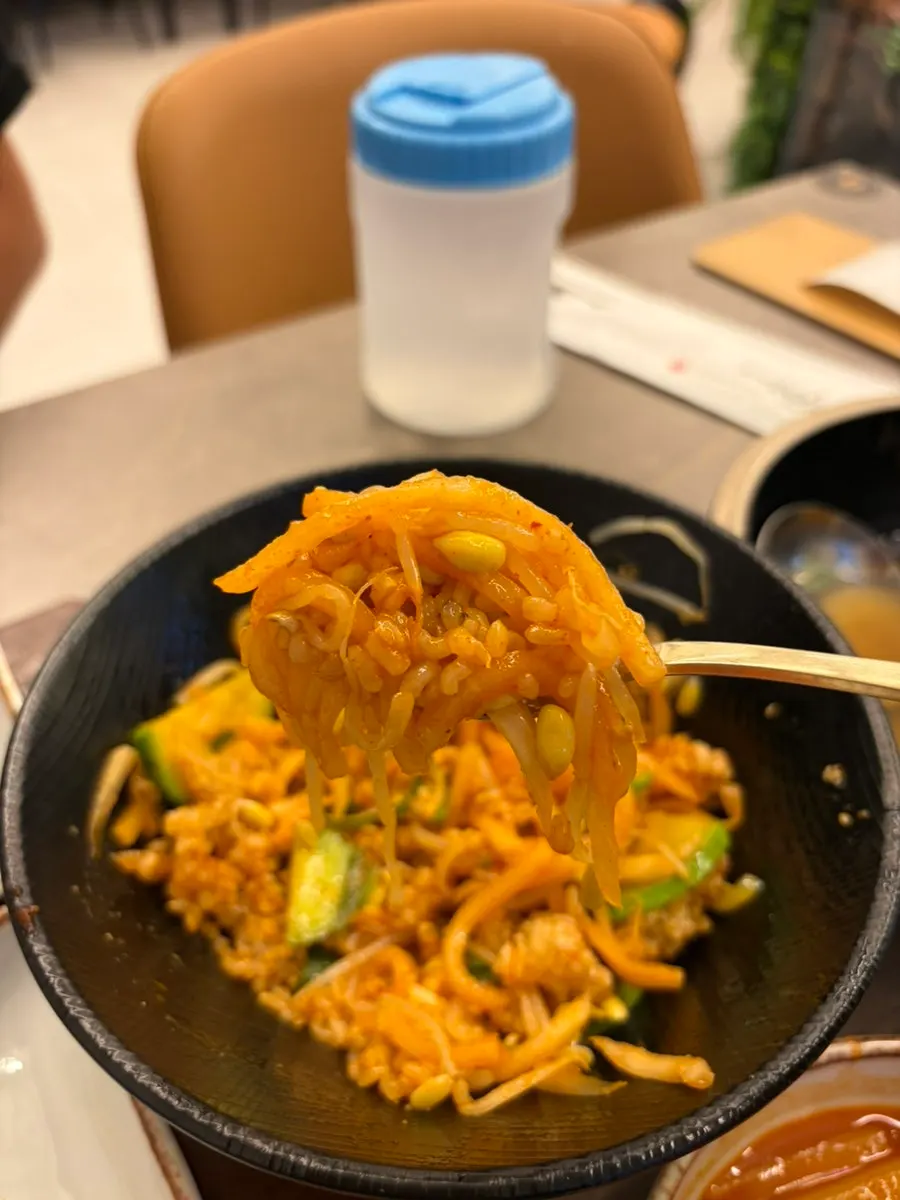 채소와 고추장을 넣어 비빈 셀프바 비빔밥