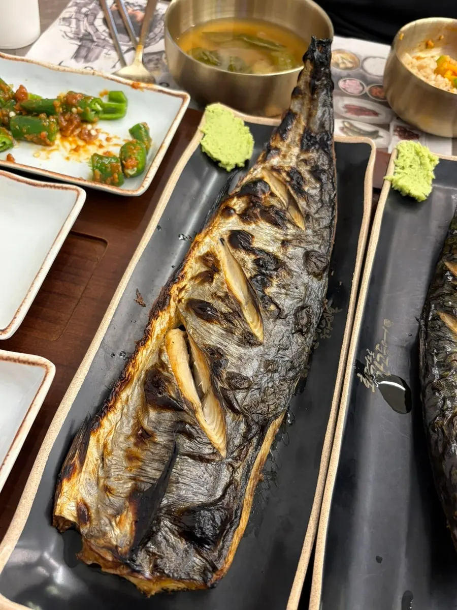 간장 와사비에 찍은 고등어 살