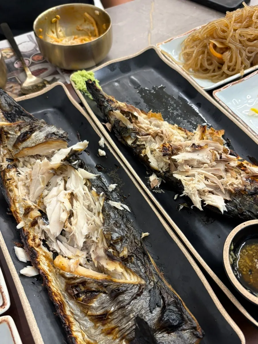 상추에 생선과 쌈장을 올린 쌈