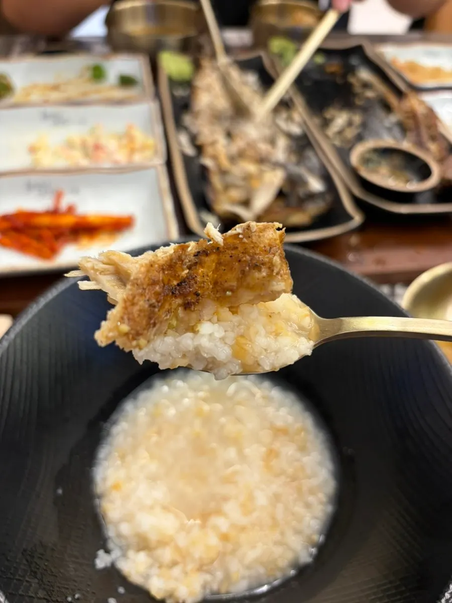 비빔밥과 생선구이를 함께 차린 한 상