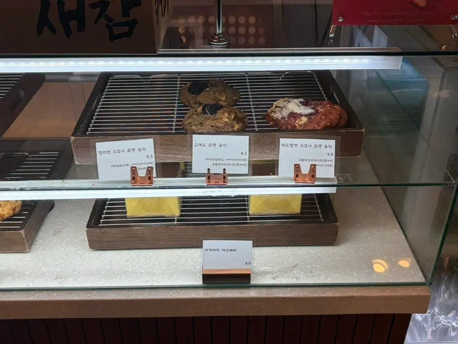 새참커피 르뱅쿠키 진열 모습