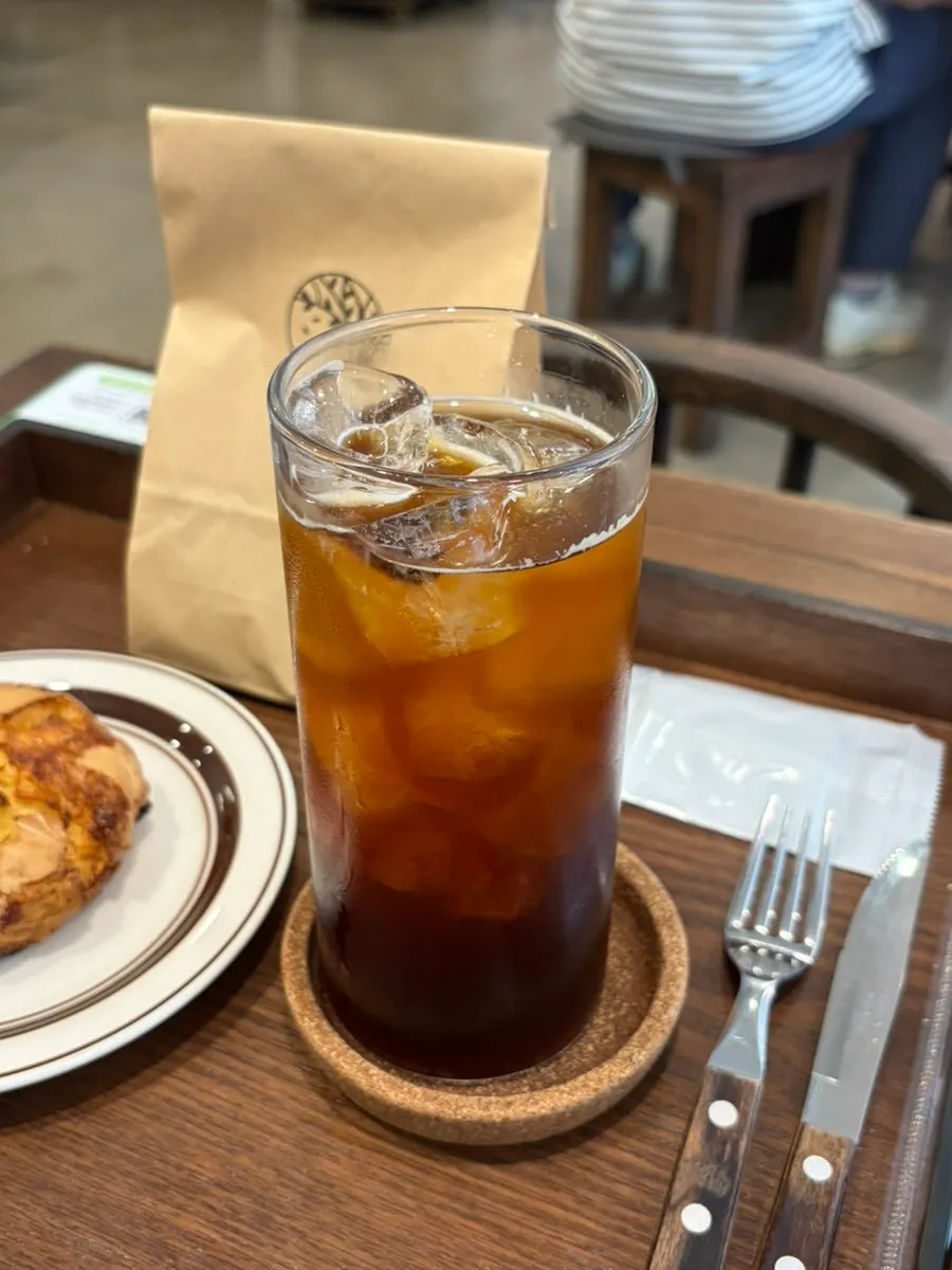 창가 테이블의 스콘과 커피
