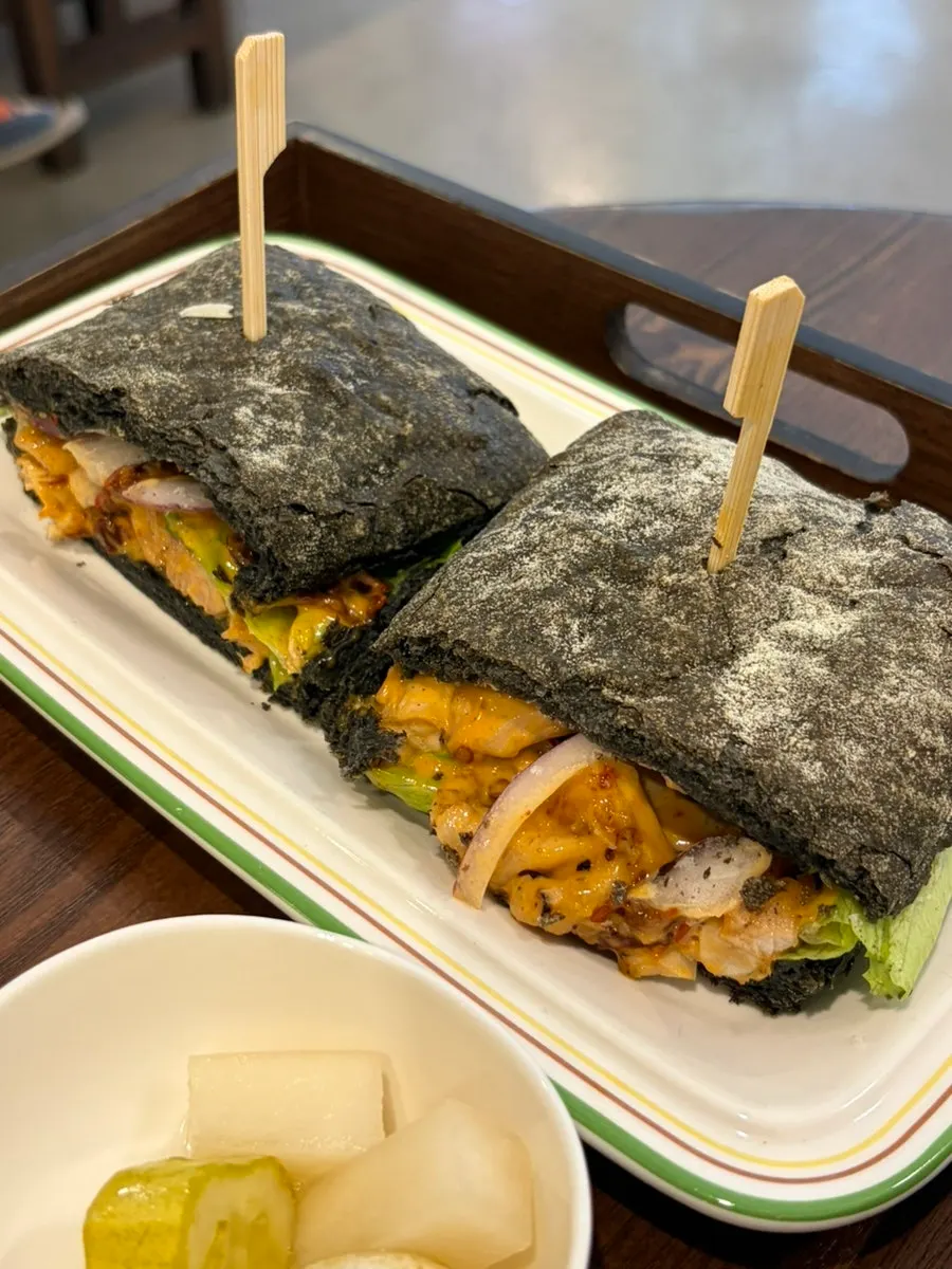 먹물빵 스파이시 치킨 샌드위치