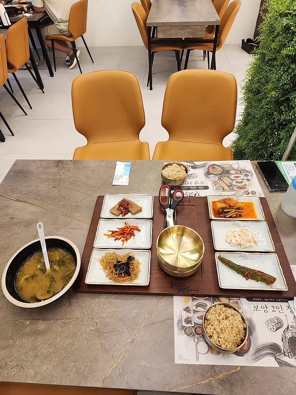 삼치구이와 제육 정갈한 한식 상차림