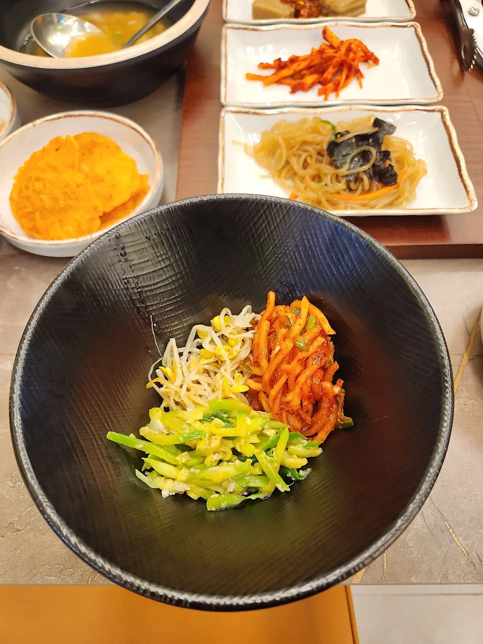 셀프바의 반찬과 떡볶이