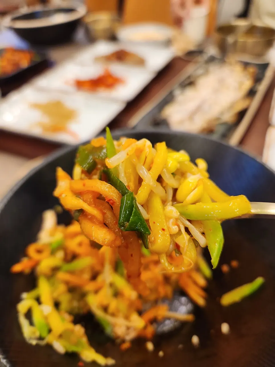 비빔밥용 채소가 있는 셀프바