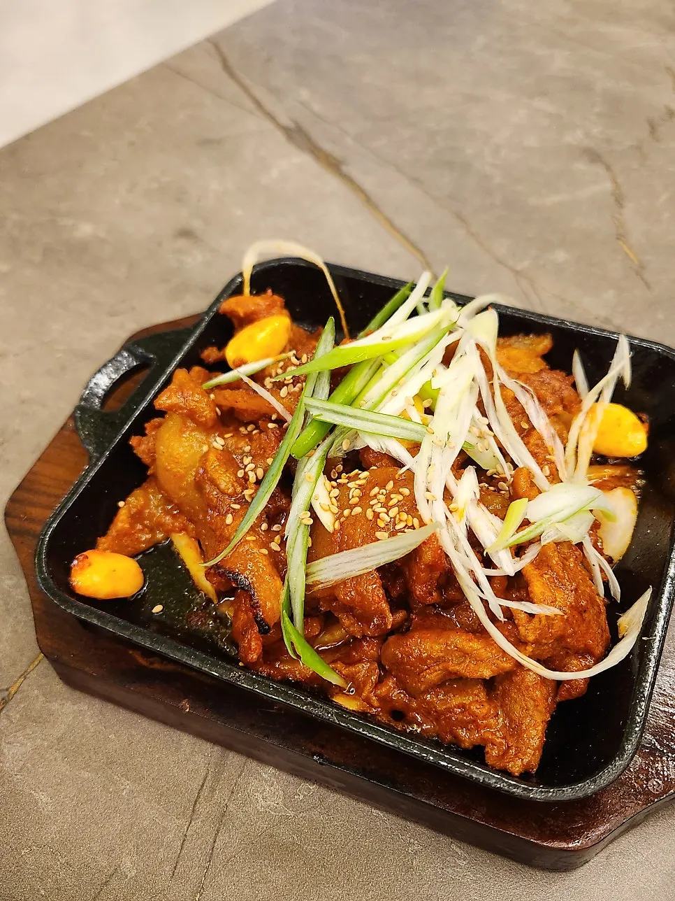 삼치구이와 제육구이 메뉴