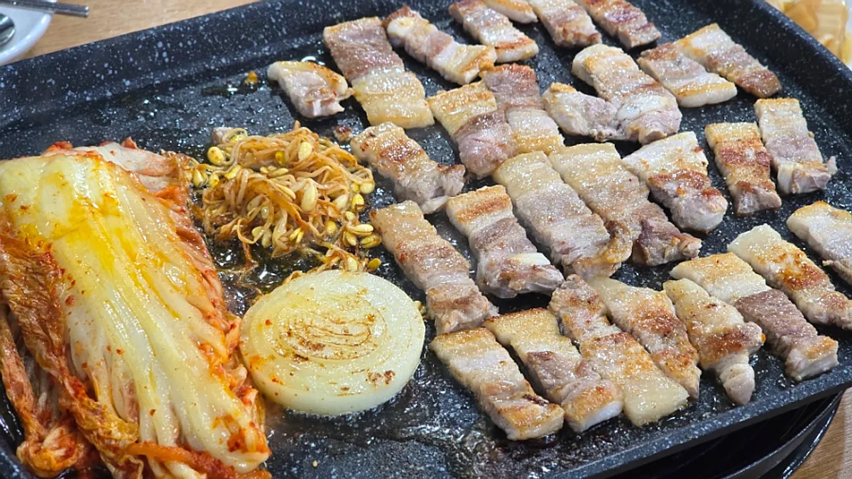 Signature photo of raw pork belly at Auseong Gaeseong Sonmandu