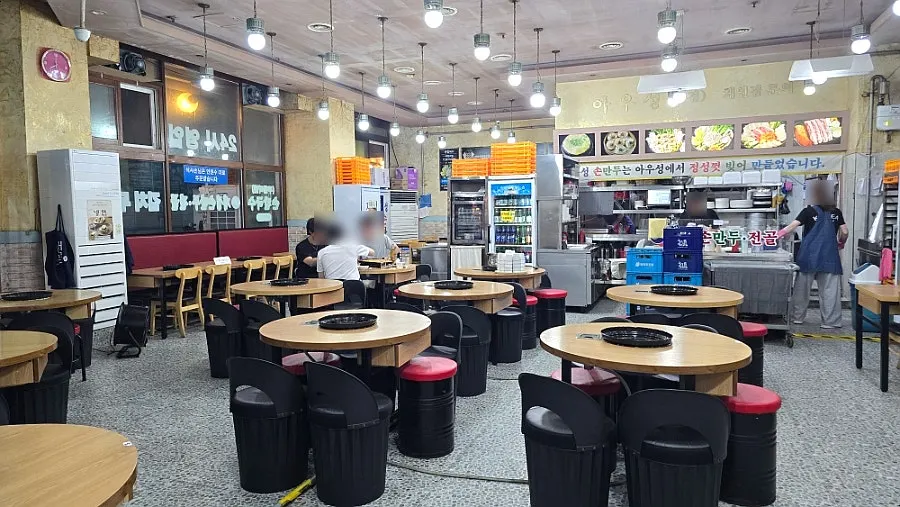 Spacious, pleasant interior of Auseong Gaeseong Sonmandu
