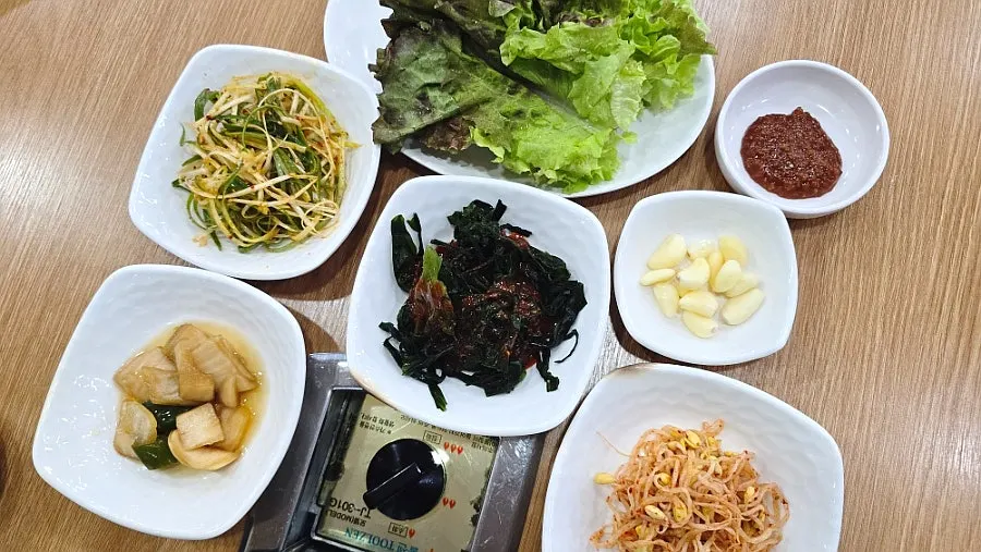 Basic side dishes including seaweed with vinegar-gochujang sauce and scallion salad