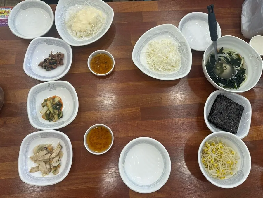 샐러드 콩나물 김 미역국 기본찬 상차림