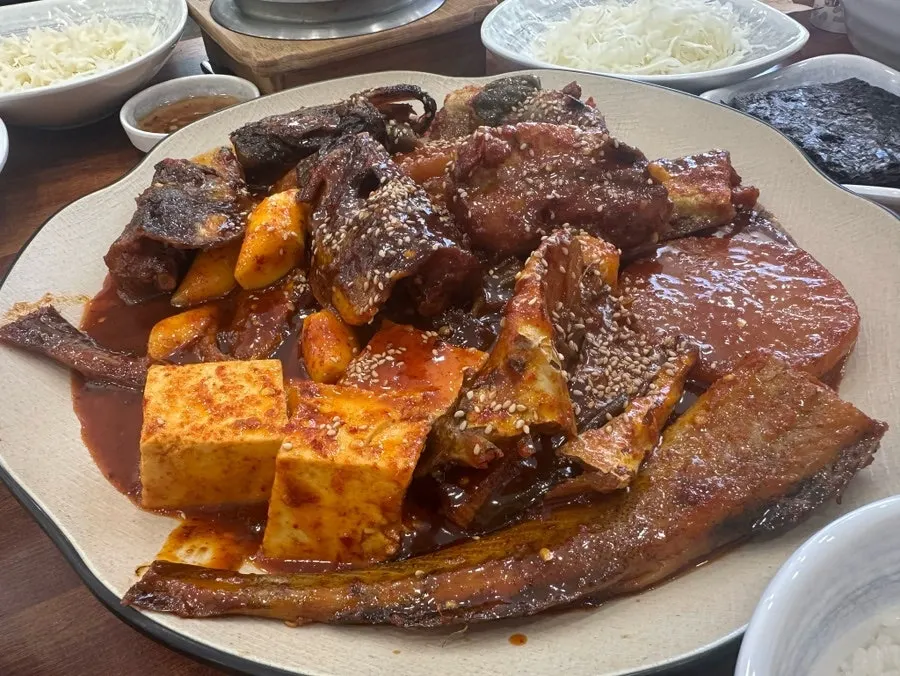 매콤한 양념의 코다리와 시래기, 무, 두부