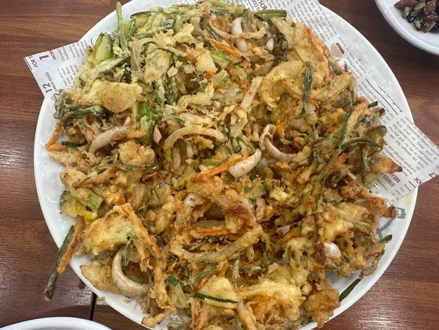 바삭하게 부쳐낸 해물바삭전 한 접시