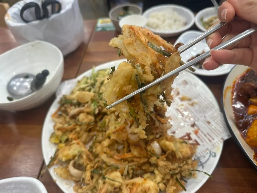 조각으로 집어 든 해물바삭전