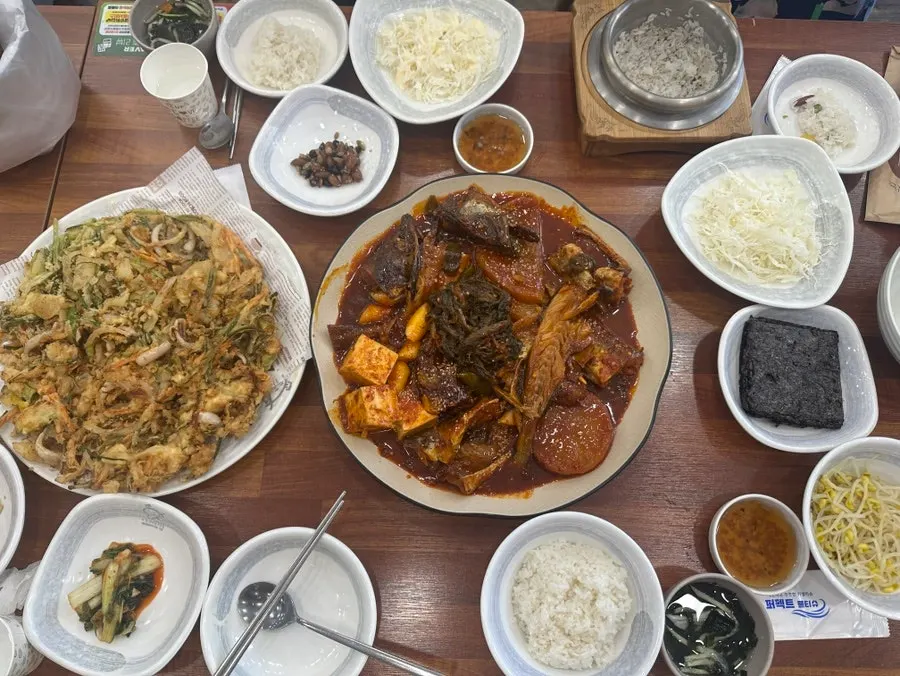 코다리찜과 솥밥, 해물전으로 차려진 한 상