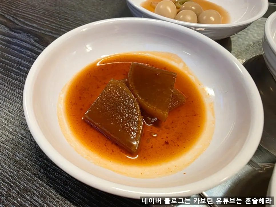 Stir-fried seaweed stems and quail egg side dish