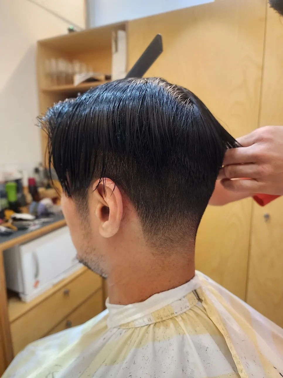 Clipper work setting the baseline for a men's haircut