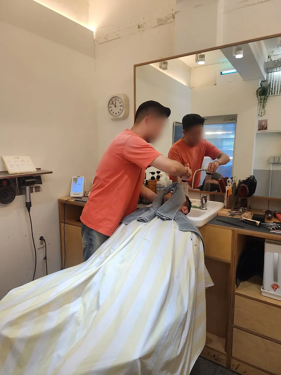 Thinning out hair to finish the men's cut