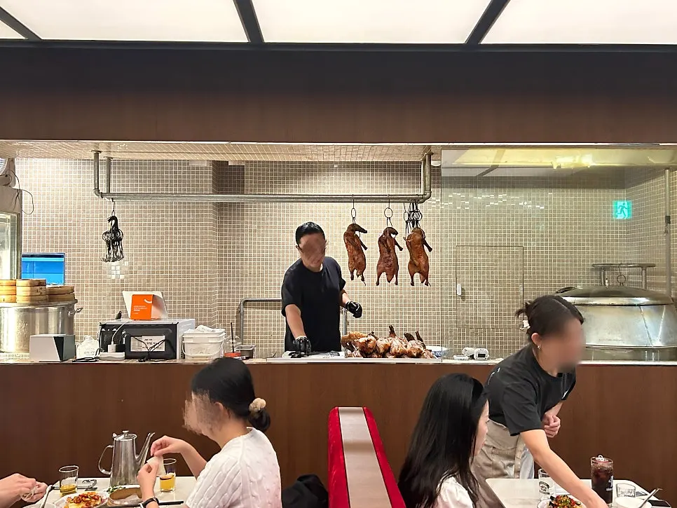 홍콩 분위기의 붉은 좌석과 천장 조명 매장 내부