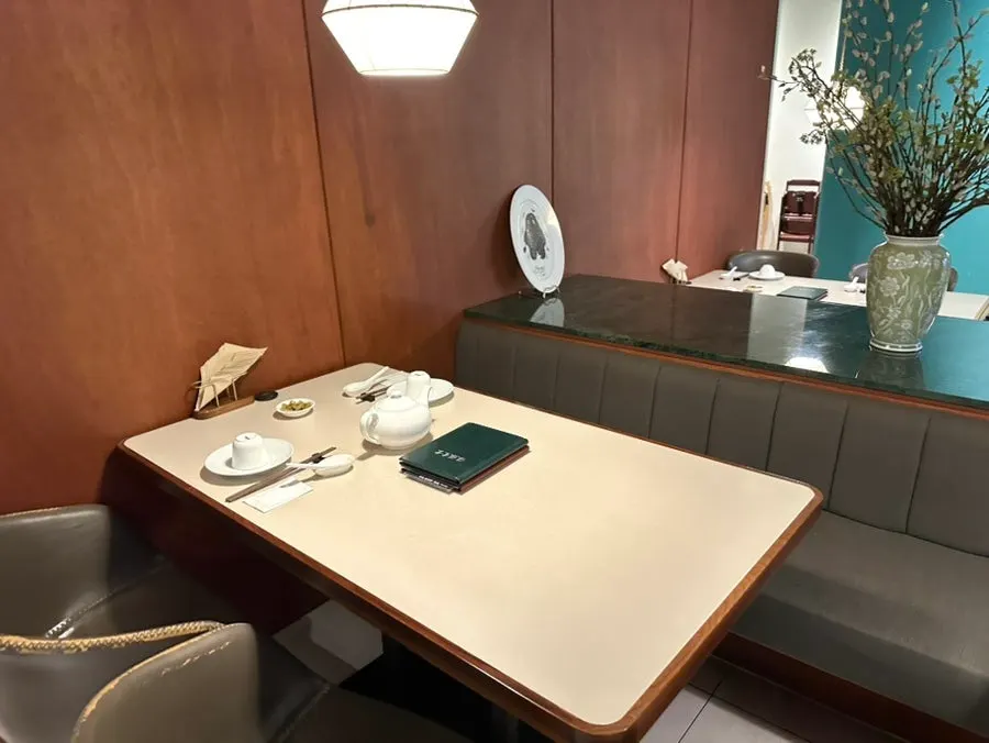 Tidy interior of Bobo Sikdang