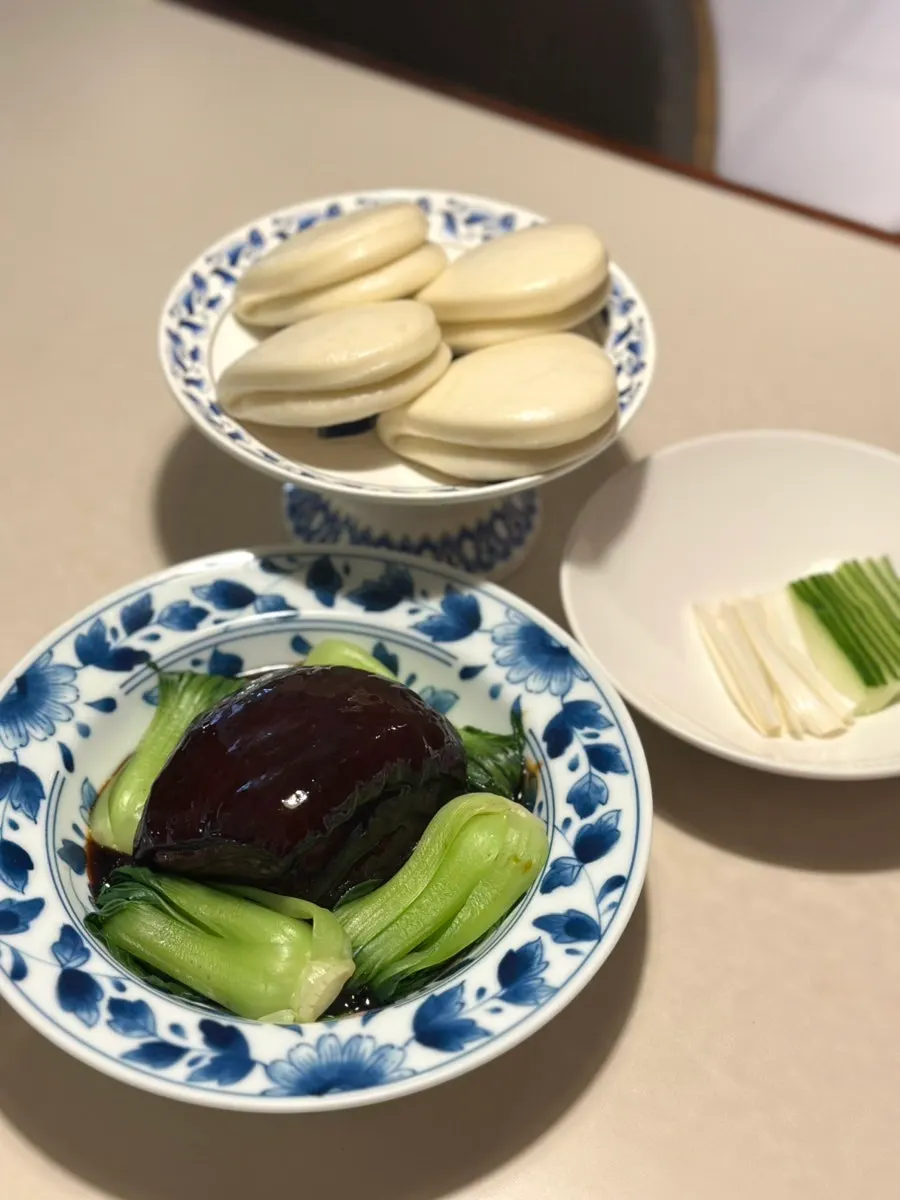 Dongpo pork served with steamed buns