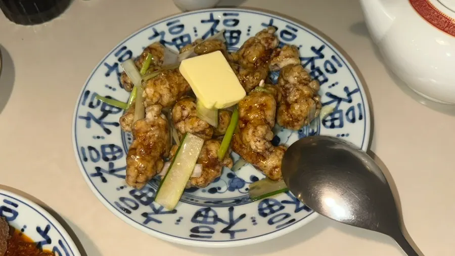 바삭한 마라소스가지튀김 접시