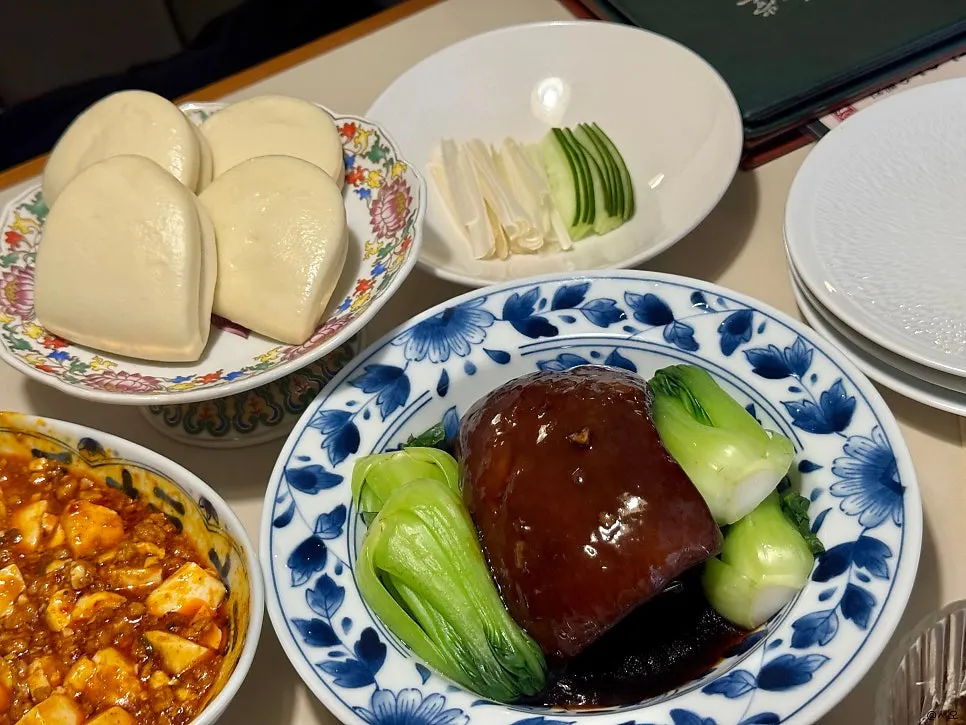 마파두부를 밥에 올려 먹는 모습