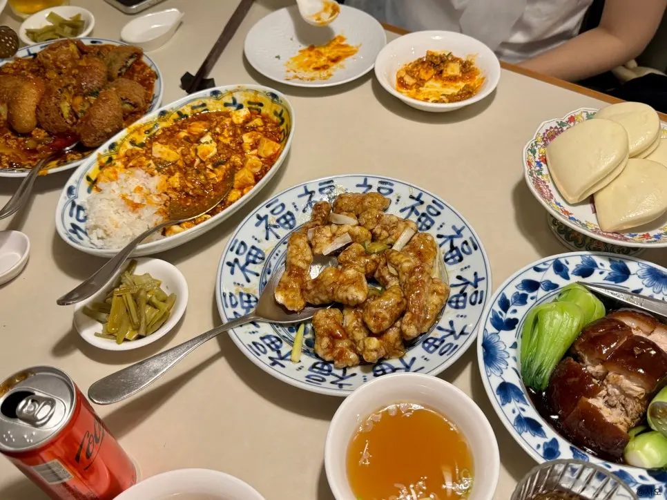 음식을 다 비운 보보식당 빈 접시