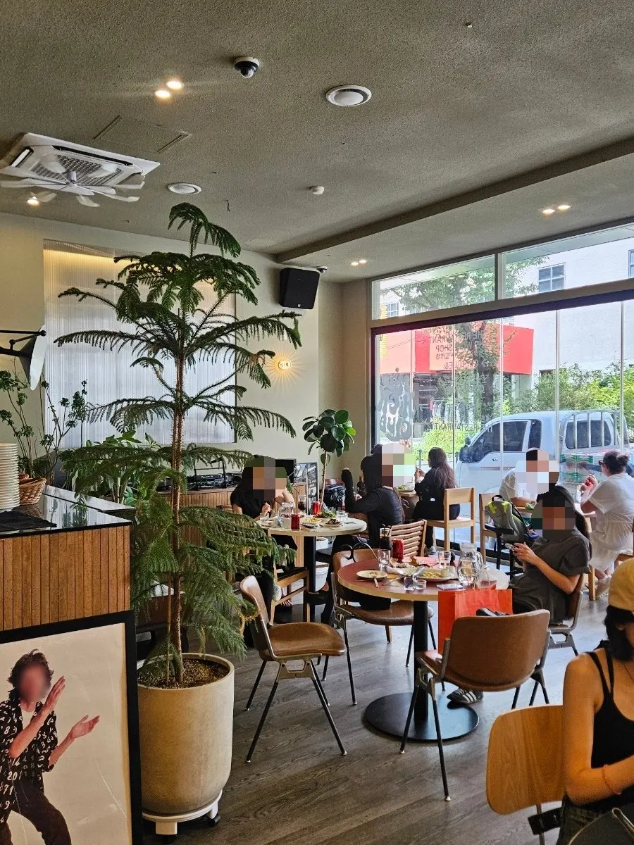 Exterior of Mild High Club Apgujeong Branch in an Apgujeong alley