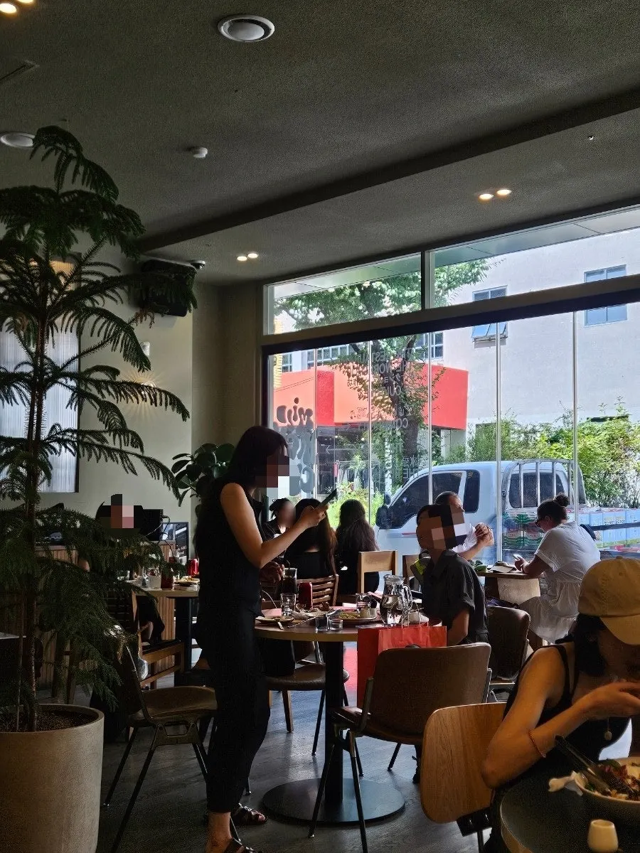 Scenery around the entrance of Mild High Club Apgujeong Branch