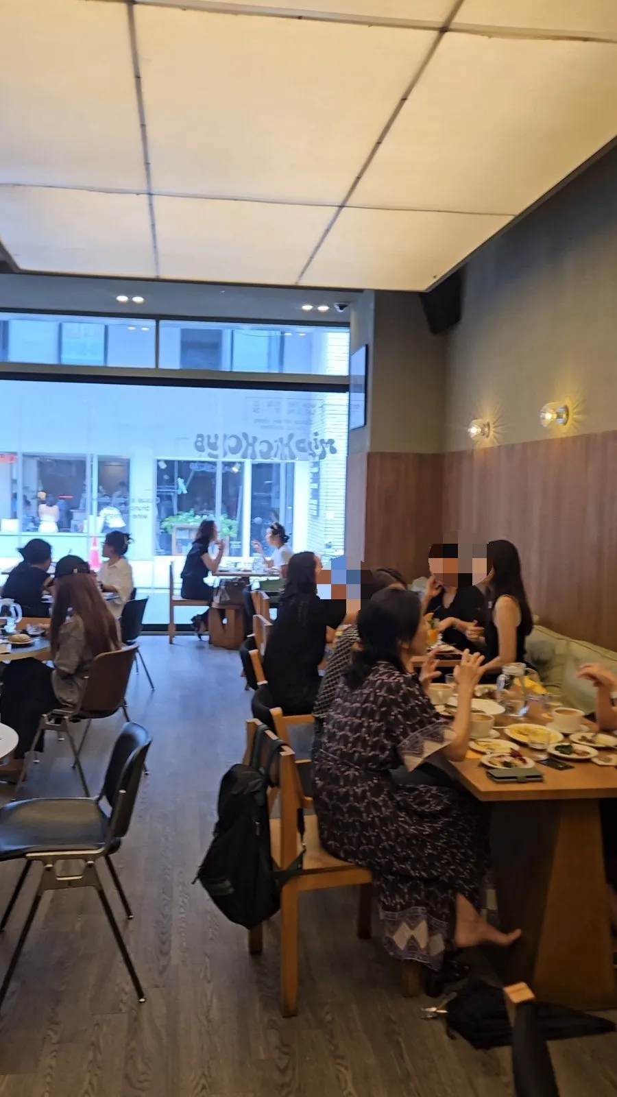Relaxed table atmosphere on a quiet weekday afternoon