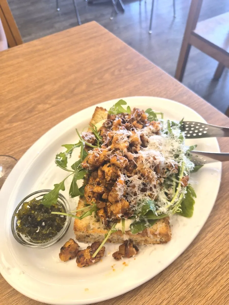 Chipotle chicken salad with arugula and cheese