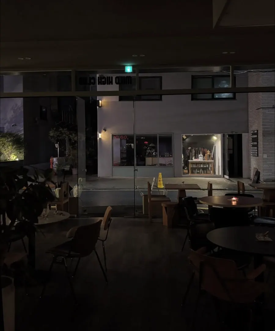 Space for Apgujeong dates and gatherings