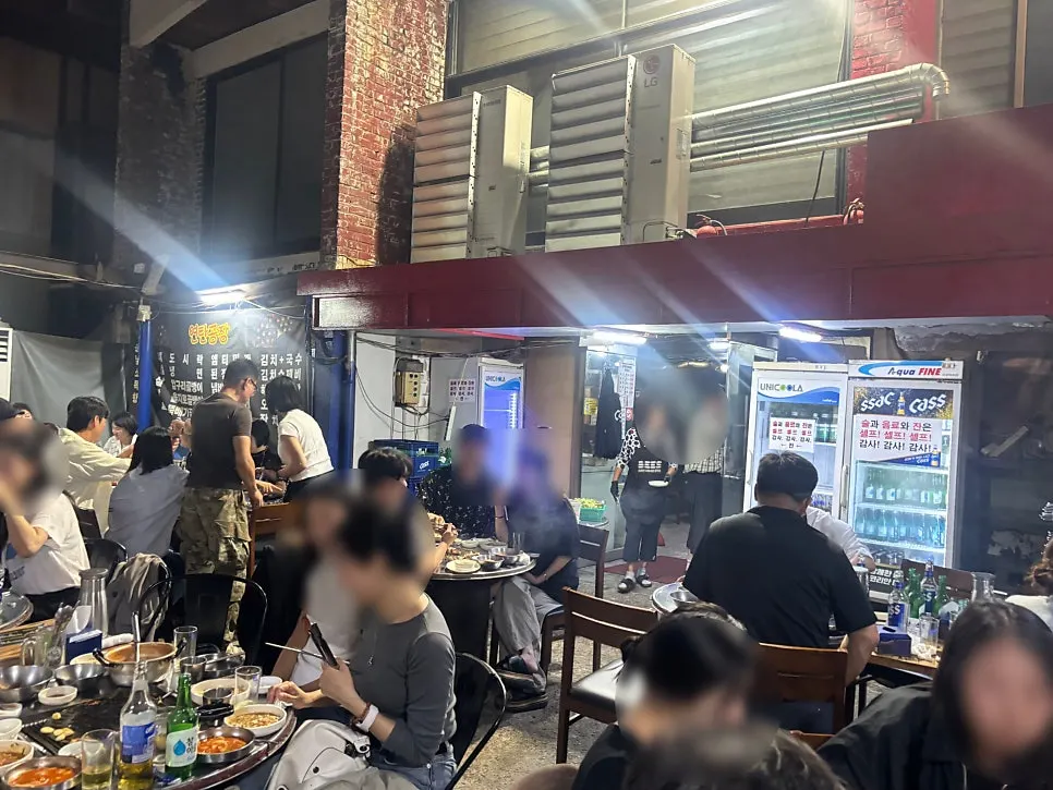 Yeontan Gongjang outdoor seating between buildings