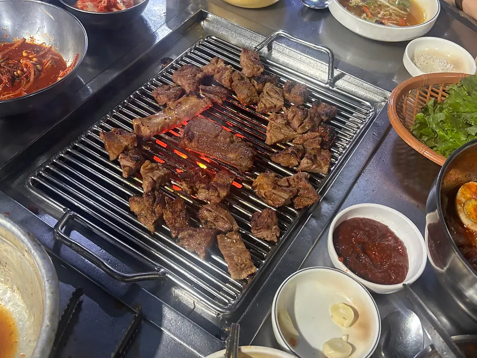 King-size ribs with charcoal smokiness