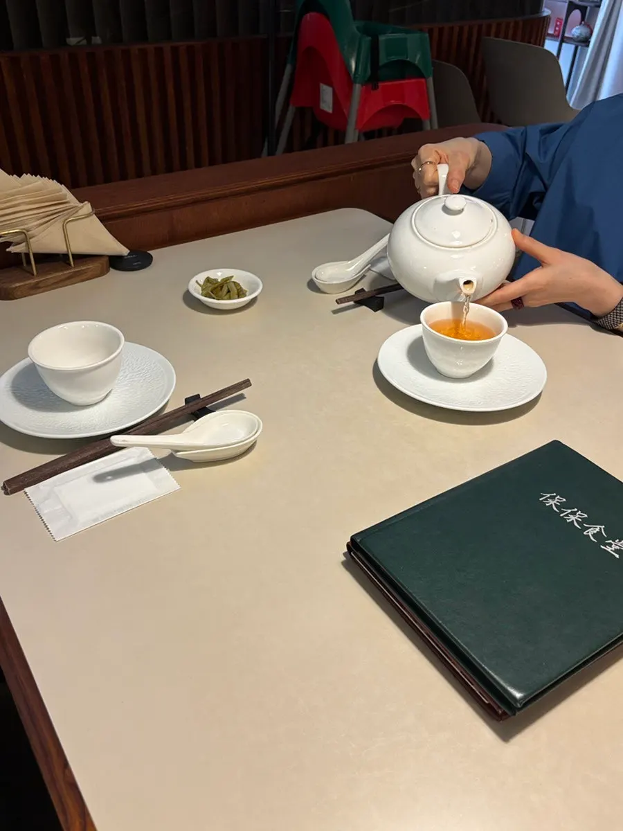 기본으로 나온 따뜻한 차와 궁채절임