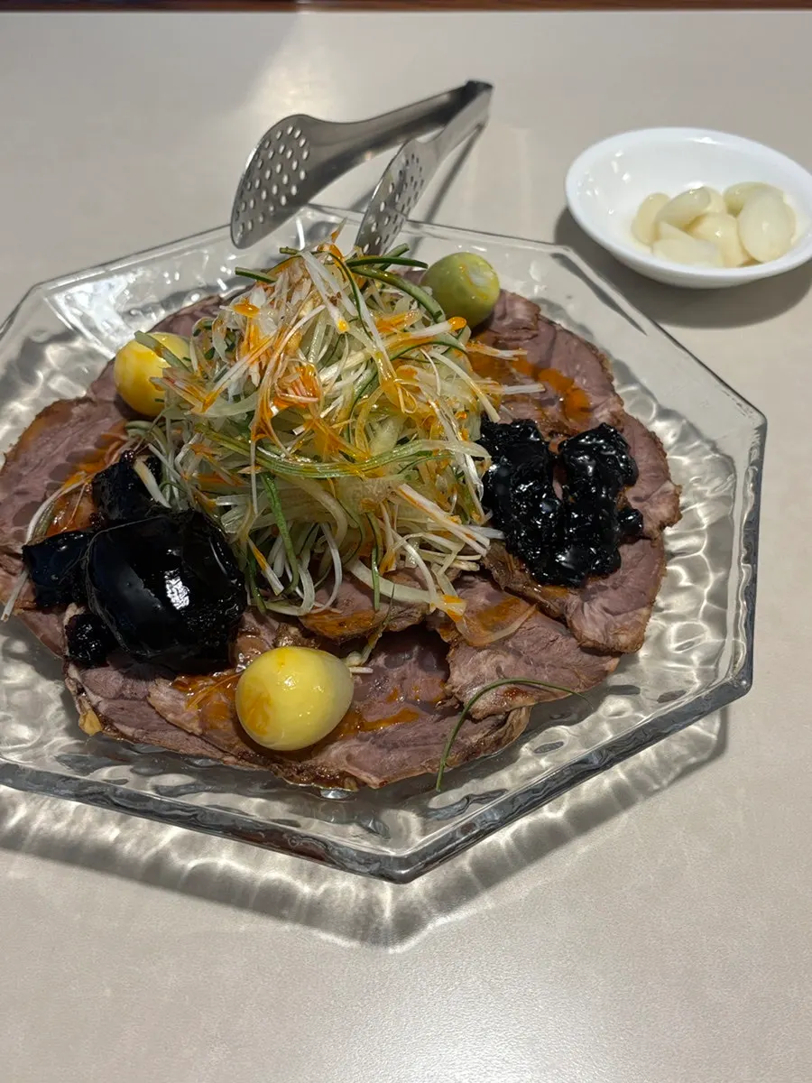 보보식당 주류 진열과 매장 한편