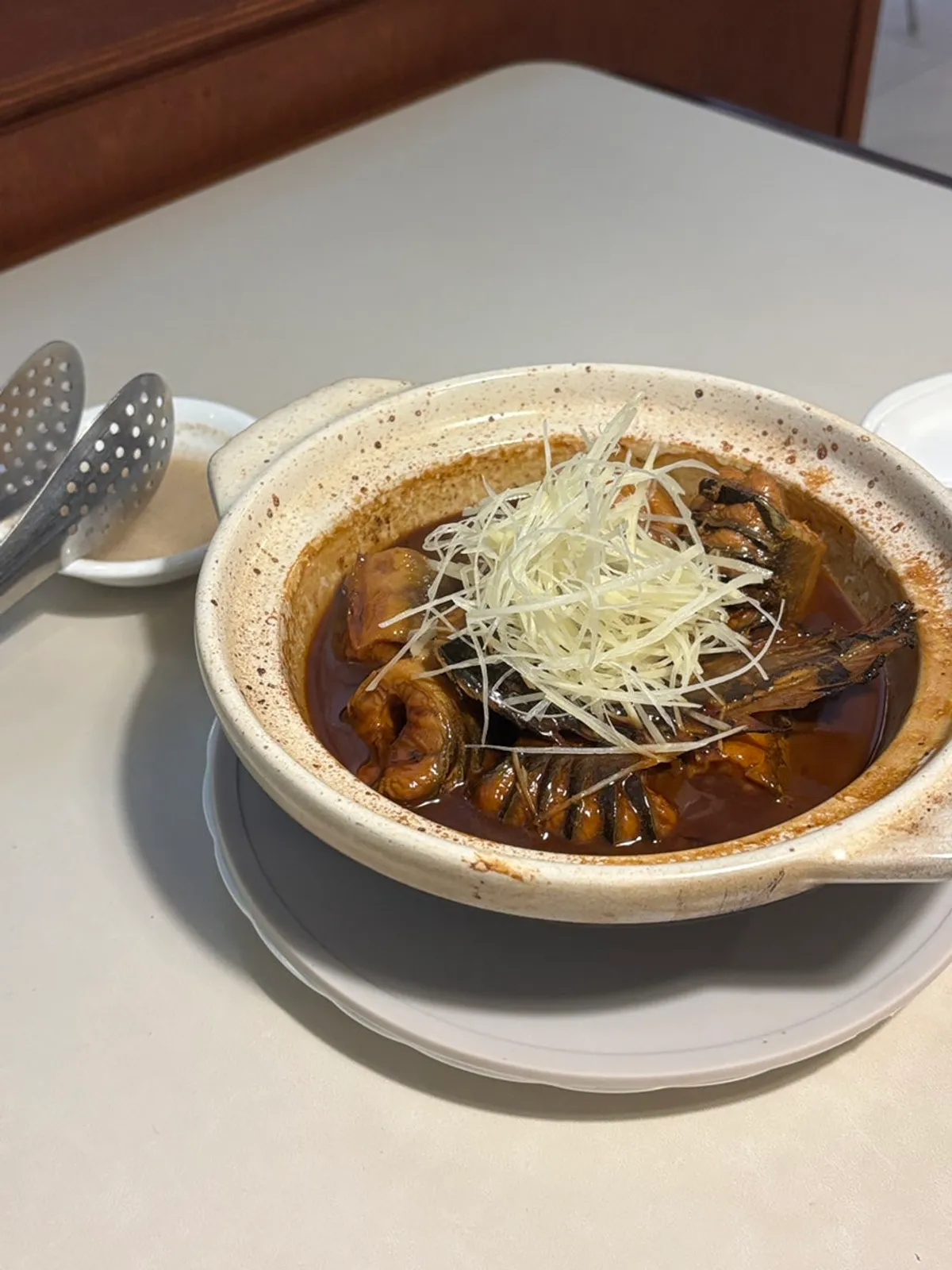오향 장육 한 점을 집어 든 모습