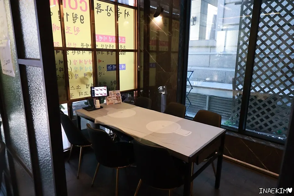 칸막이가 설치된 애모꽃게장 압구정점 매장 내부