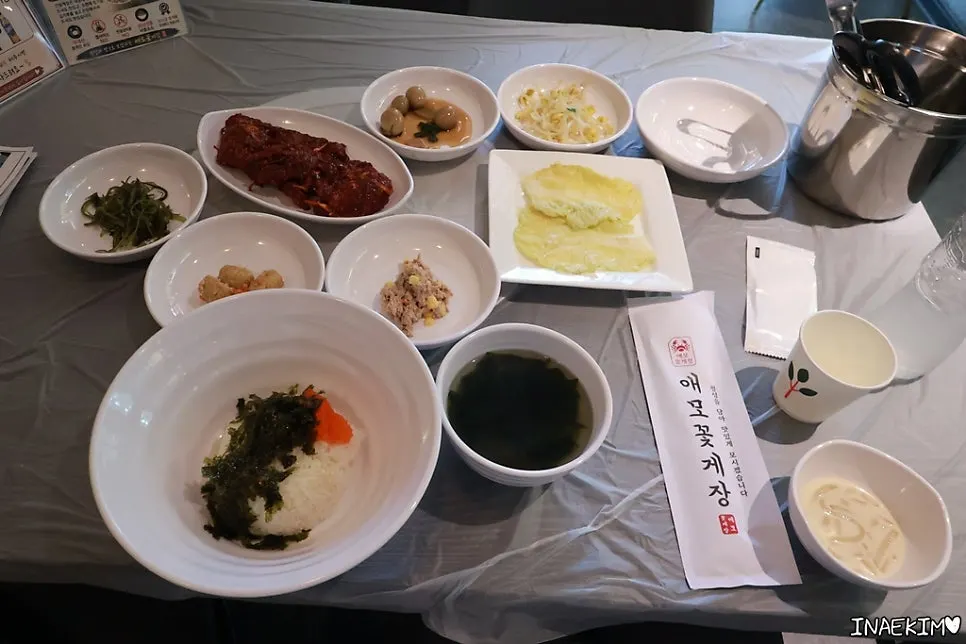 애모꽃게장 압구정점 밑반찬이 차려진 테이블