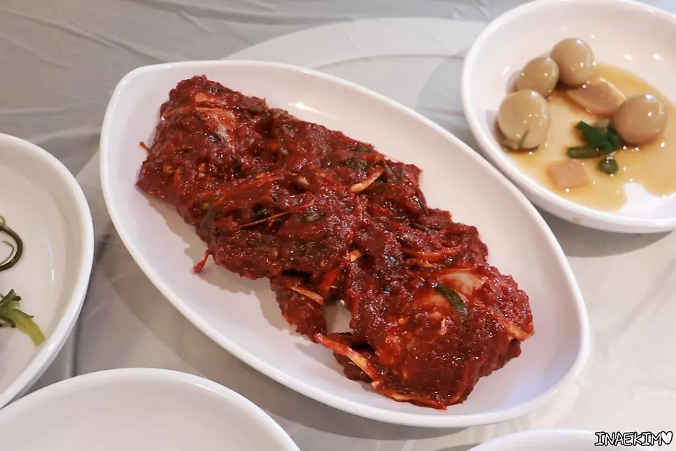 통째로 나온 순한맛 양념게장 접시