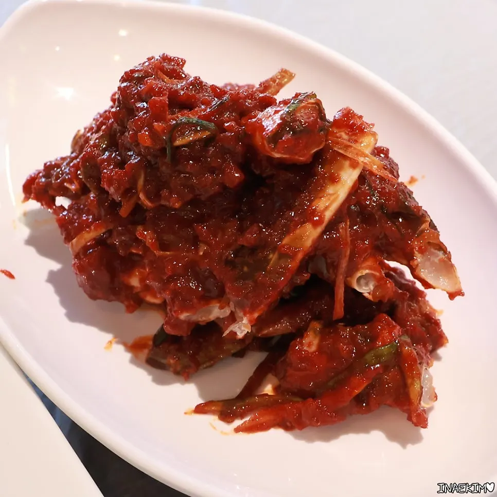 먹기 좋게 잘라준 양념게장