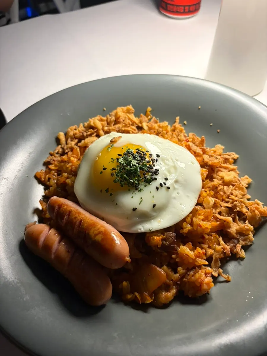 차돌김치볶음밥과 토핑