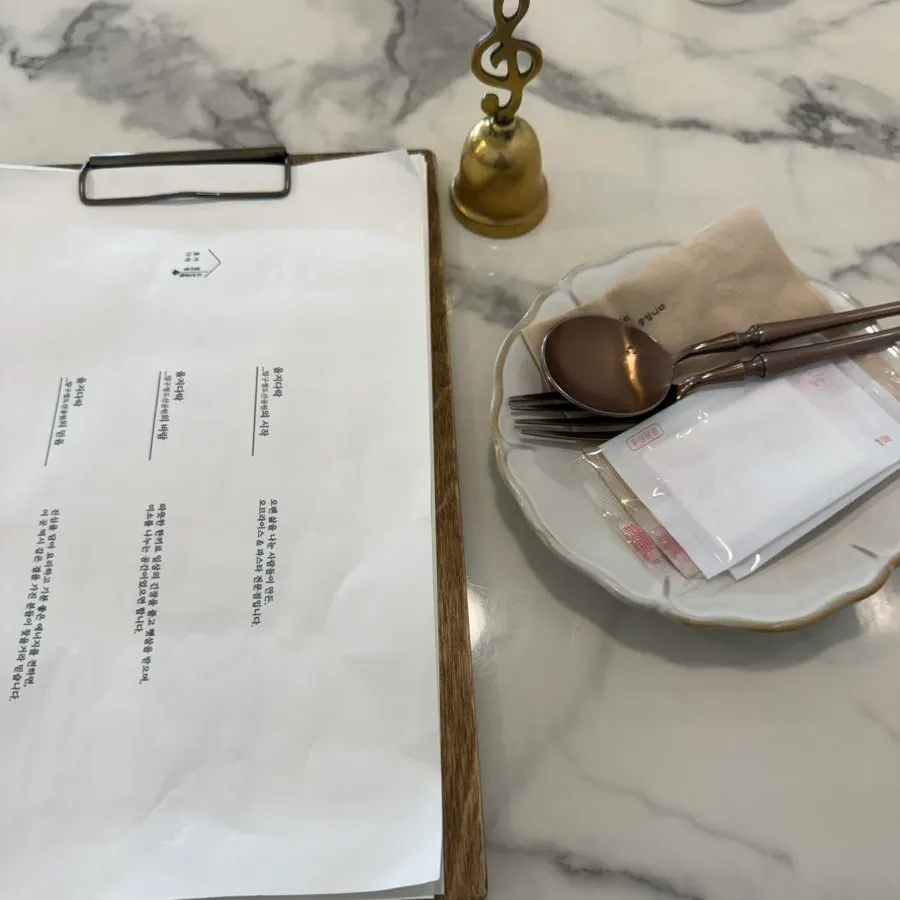 Table where you order by ringing the bell