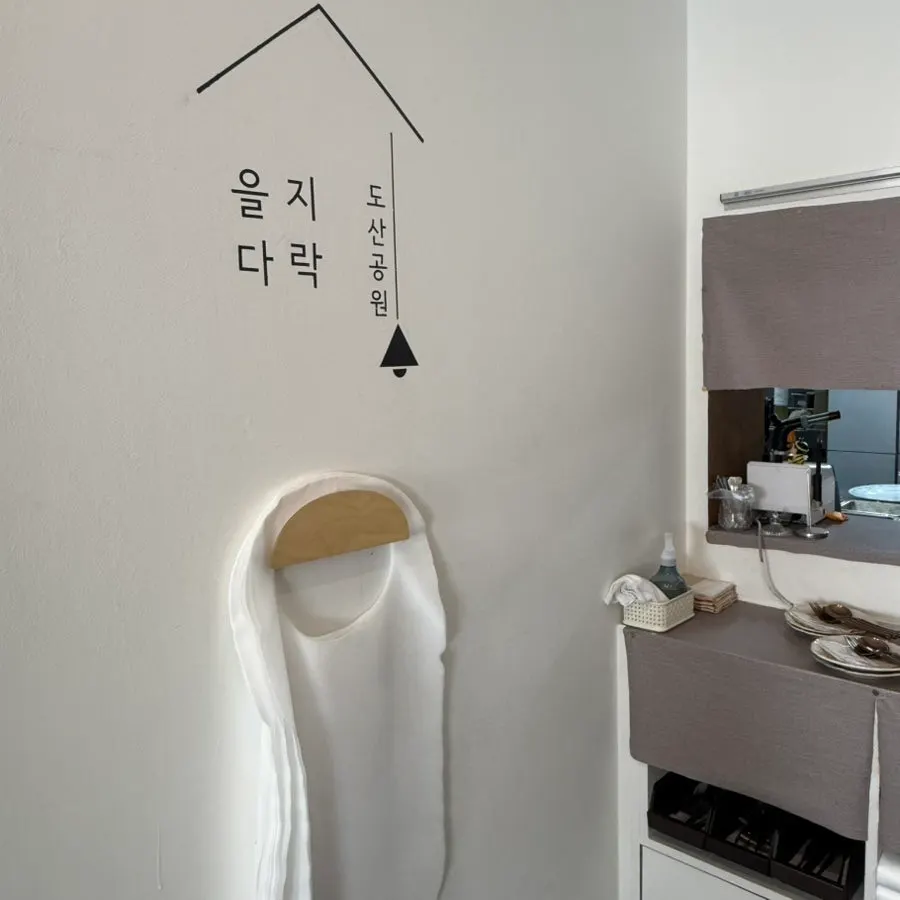 Self-service water and tissue corner